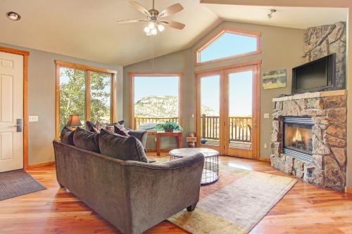 TV a/nebo společenská místnost v ubytování Mount Cairns 16A Condo