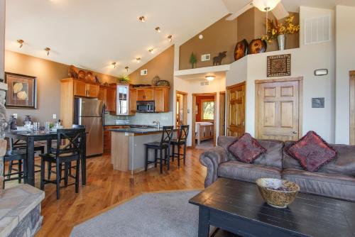 un soggiorno e una cucina con divano e tavolo di The Twin Owls 21A Condo a Estes Park