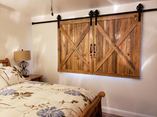 um quarto com uma porta deslizante de celeiro na parede em Yosemite Foothill Retreat - Private Guest Suite #3 em Coarsegold