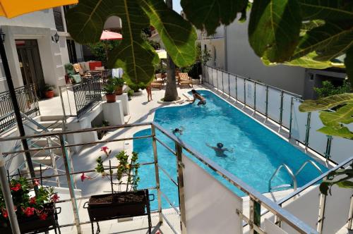 una piscina en un balcón con gente dentro en Vila Đurić - Ex Hotel Đurić, en Petrovac na Moru