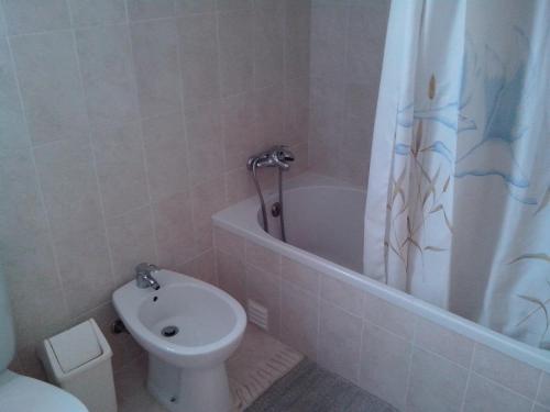 een badkamer met een toilet, een bad en een wastafel bij Apartment with 1 Bedroom L in Albufeira
