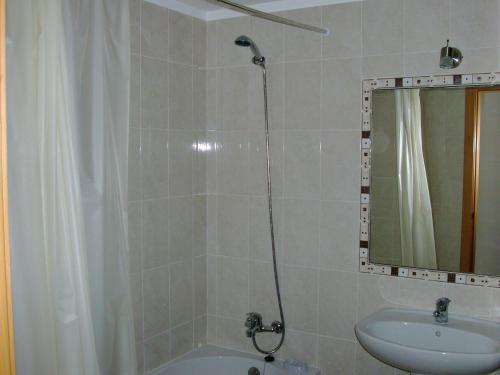 A bathroom at Apartment with 1 Bedroom D