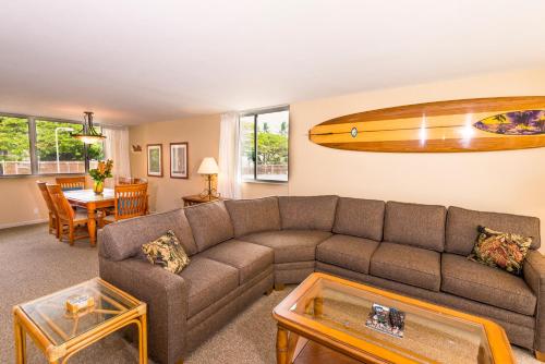 salon z kanapą i deską surfingową na ścianie w obiekcie Royal Kahana 220 w mieście Lahaina