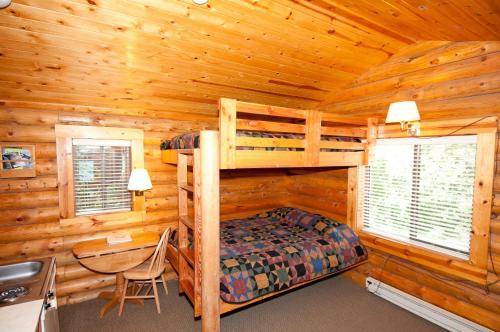 Ένα ή περισσότερα κρεβάτια σε δωμάτιο στο Teton Valley Cabins