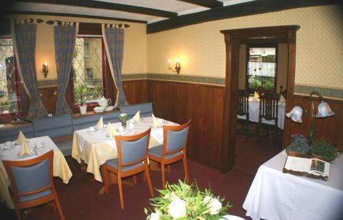 a dining room with tables and chairs in a restaurant at Ferienhaus Stahlberg in Bacharach