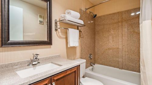 y baño con lavabo, bañera y aseo. en Lompoc Valley Inn and Suites en Lompoc