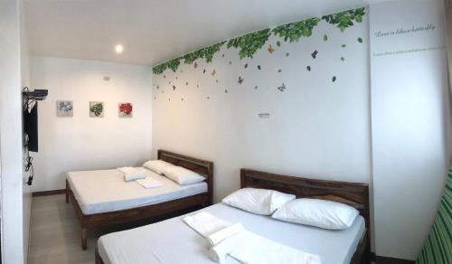 Un pat sau paturi într-o cameră la Seabreeze Beach Lodge