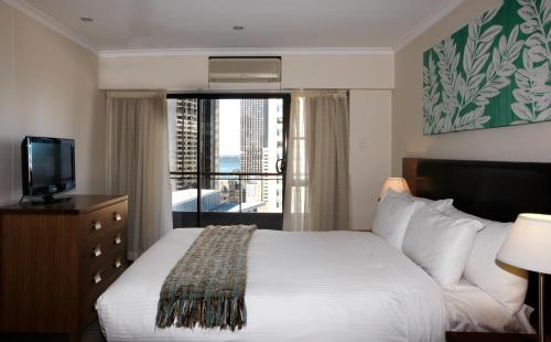 Tempat tidur dalam kamar di The York by Swiss-Belhotel