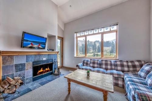 ein Wohnzimmer mit Couch und Kamin in der Unterkunft L306 Kirkwood Lodge in Kirkwood