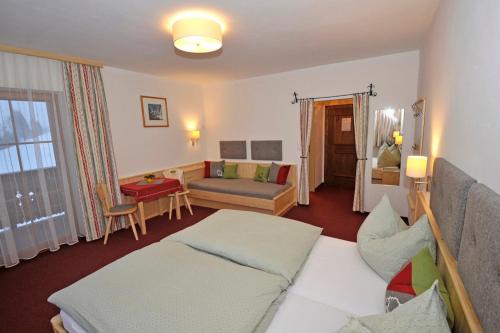 een woonkamer met een bank en een tafel bij Tonnerhof in Schladming