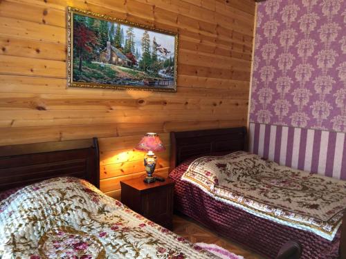 1 dormitorio con 2 camas y una foto en la pared en Comfort Guest House, en Myshkin