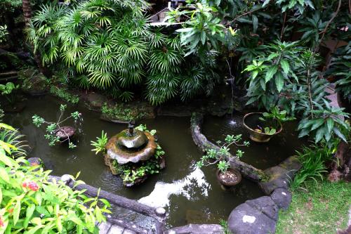 Taman di luar Seminyak Paradiso Hotel