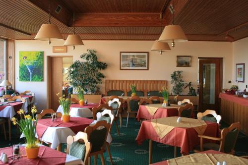 Un restaurante o sitio para comer en Hotel Seeblick garni