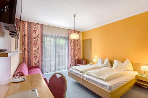 a hotel room with a bed and a table at Waldviertler-Hof in Langschlag