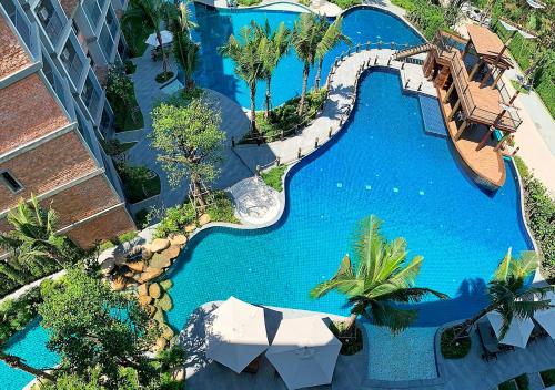 NaiYang beach Title Residencies by My Home Phuket في شاطئ ناي يانغ: اطلالة علوية على مسبح في منتجع