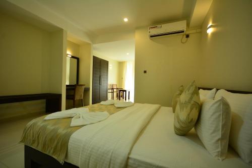 Postel nebo postele na pokoji v ubytování Kethumathee Hotel & Banquet