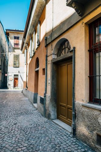 a building with a brown door on a street at Casa Romeo in Cuneo