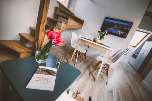 um pequeno quarto com uma secretária e um computador sobre uma mesa em Apartamentai Niden - su terasa ir vaizdu i marias Nidos centre em Nida