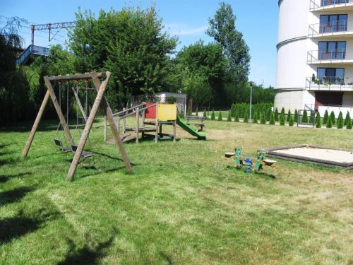 une cour avec une aire de jeux avec une balançoire dans l'établissement Garden Corner, à Cracovie