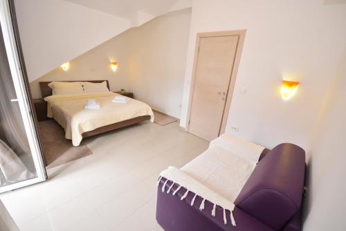 - une petite chambre avec un lit et un canapé dans l'établissement Grifone Coastline, à Herceg-Novi