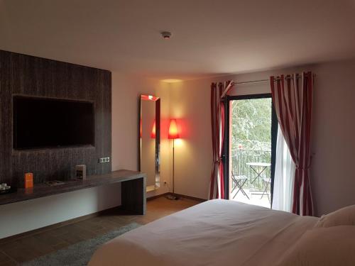 Un pat sau paturi într-o cameră la Les Maritonnes Parc & Vignoble