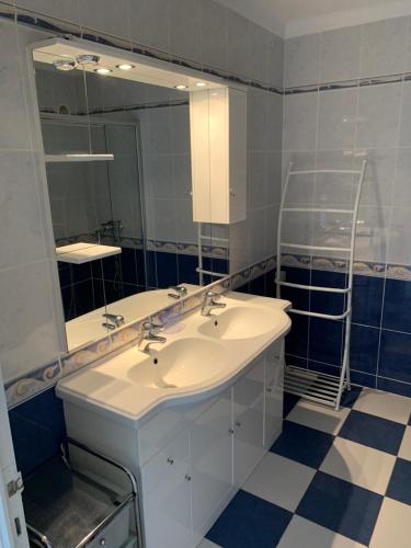 baño con 2 lavabos y espejo grande en AwayDays - BIII 8-3 - Appartement 8ème étage vue Mer, en Empuriabrava
