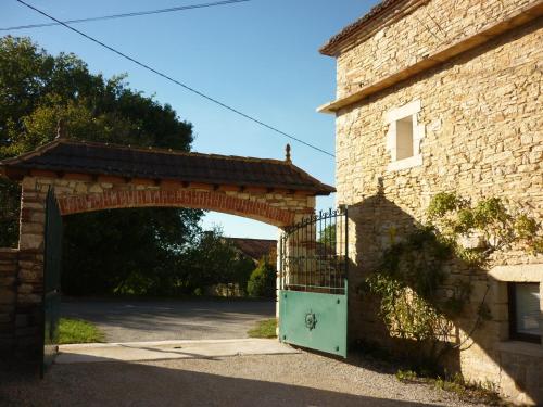 an entrance to a brick building with a green door at Domaine De Rode Buze in Cahors