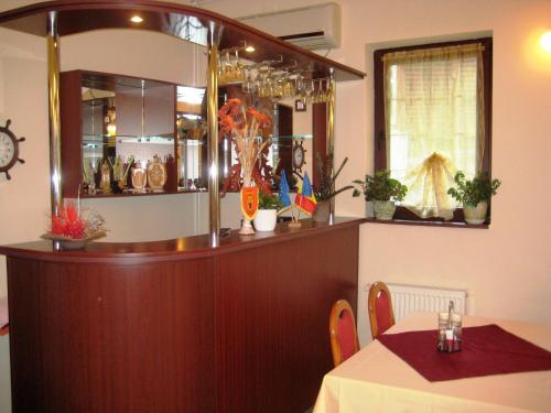 een eetkamer met een tafel en een bar bij Pensiunea Speranta in Sovata