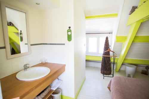 a bathroom with a sink and a mirror at Mary Boat Trip in Ile aux Moines