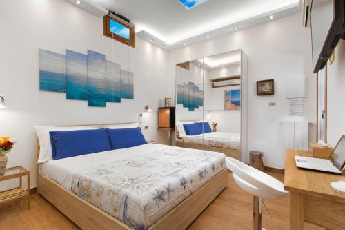 um quarto com uma cama e uma secretária com um computador portátil em La Terrazza 38 em Sorrento