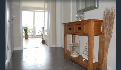 a room with a table with a vase on it at Ferienwohnung Ückeritz in Ueckeritz