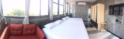 1 dormitorio con 1 cama y 1 sofá rojo en The loft residence en Bangkok