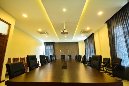 a conference room with a long table and chairs at Kethumathee Hotel & Banquet in Ratnapura