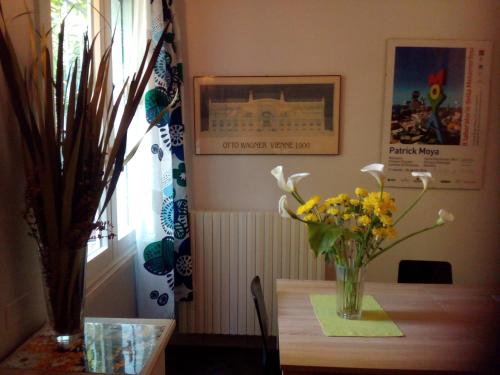 a vase of flowers on a table in a room at B&B Verdeblu in Mantova