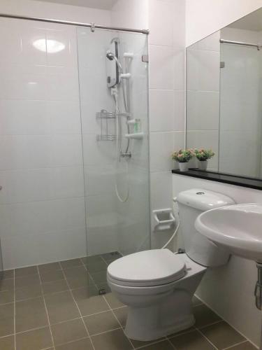 a bathroom with a shower and a toilet and a sink at Plum Phahol89, Prachathipat in Ban Talat Rangsit