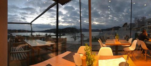 een restaurant met tafels en stoelen en een groot raam bij Słoneczny Lemon 72 in Gródek Nad Dunajcem