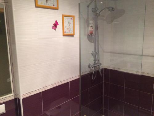 La salle de bains est pourvue d'une douche avec une porte en verre. dans l'établissement Piso Nuevo Portil - Edificio Albatros, à El Portil