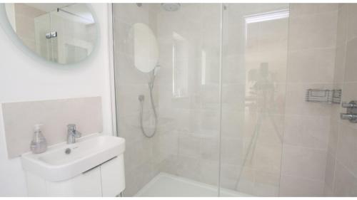 baño blanco con ducha y lavamanos en ★ Luxury Oxford Apartment ★ Sleeps 4, Free Parking, en Oxford