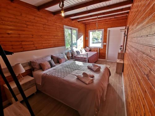 1 dormitorio con 1 cama grande en una habitación de madera en Casa Orilla el Lago, en Córdoba