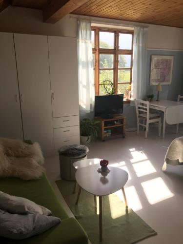 uma sala de estar com um sofá e uma mesa em Skovgården em Hillerød