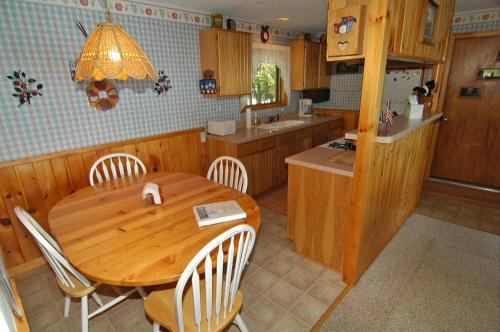 una cocina de madera con mesa y sillas de madera en Ranch-Style Seidls Home, en Namekagon
