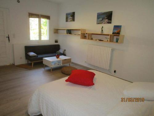FolelliにあるChiapatellaのベッドルーム1室(赤い枕付きのベッド1台付)