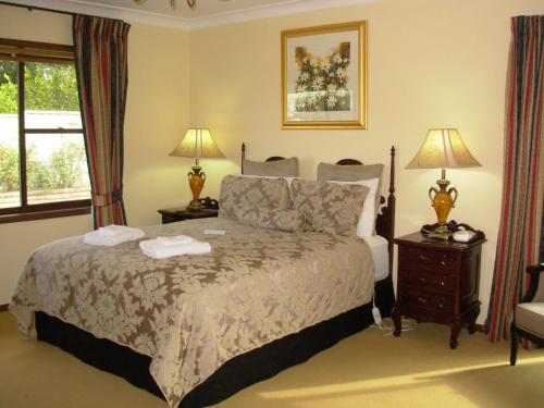 Łóżko lub łóżka w pokoju w obiekcie Bathurst Heights Bed & Breakfast
