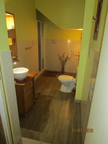 La salle de bains est pourvue de 2 lavabos et de toilettes. dans l'établissement Chiapatella, à Folelli