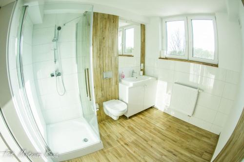 Ένα μπάνιο στο Karmuszka Family House z jacuzzie, sauną i siłownią na wyłączność