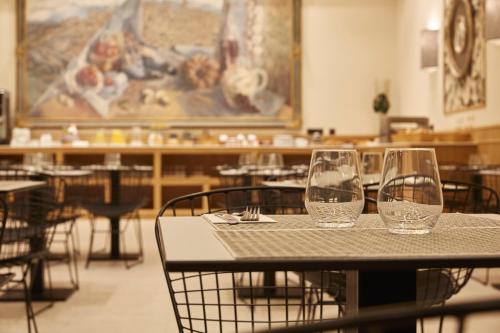 Ein Restaurant oder anderes Speiselokal in der Unterkunft Hotel Zentral Mayoral 