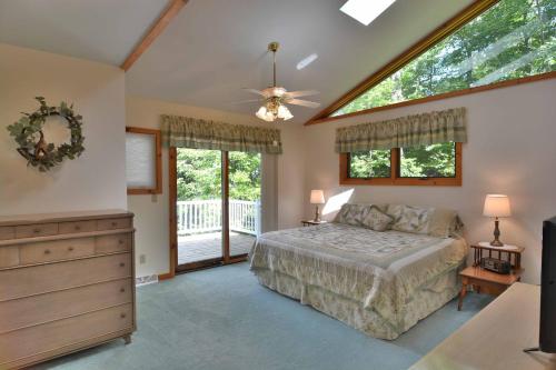 Un pat sau paturi într-o cameră la Sandy Shores Condo