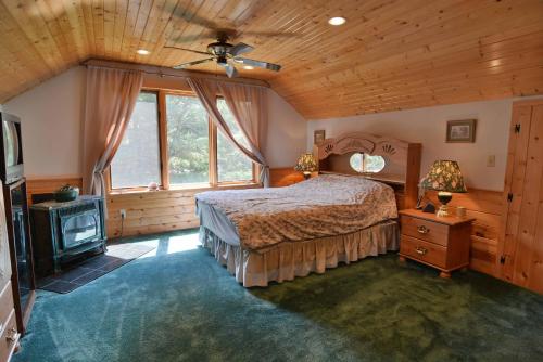Кровать или кровати в номере Kenny Lodge Condo