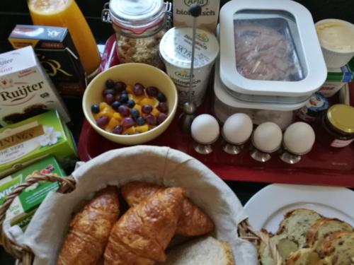 Afbeelding uit fotogalerij van DINOS Bed&Breakfast - Whole Guesthouse in Eelderwolde