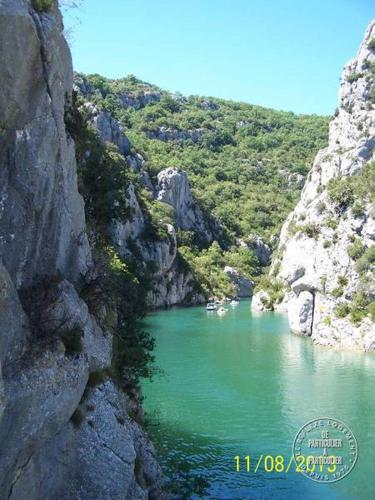 - une vue sur une rivière verdoyante entre deux rochers dans l'établissement Studio pour cures et vacances, à Gréoux-les-Bains